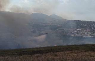 Teramo - Vasto incendio lambisce il centro abitato: task force in azione